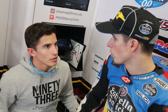 Juara dunia MotoGP 2017 Marc Marquez memberi pengarahan kepada sang adik, Alex Marquez yang pertama kali menggunakan motor MotoGP di Jerez, Rabu (22/11/2017)