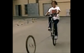 Valentino Rossi Wheelie Pakai Sepeda, Eh Ban Depannya Copot, Tonton Videonya!