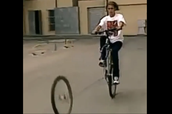 Valentino muda wheelie menggunakan sepeda, eh ban depannya lepas