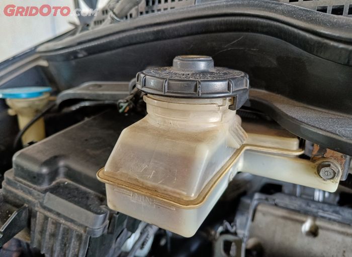 Tabung reservoir minyak rem mobil