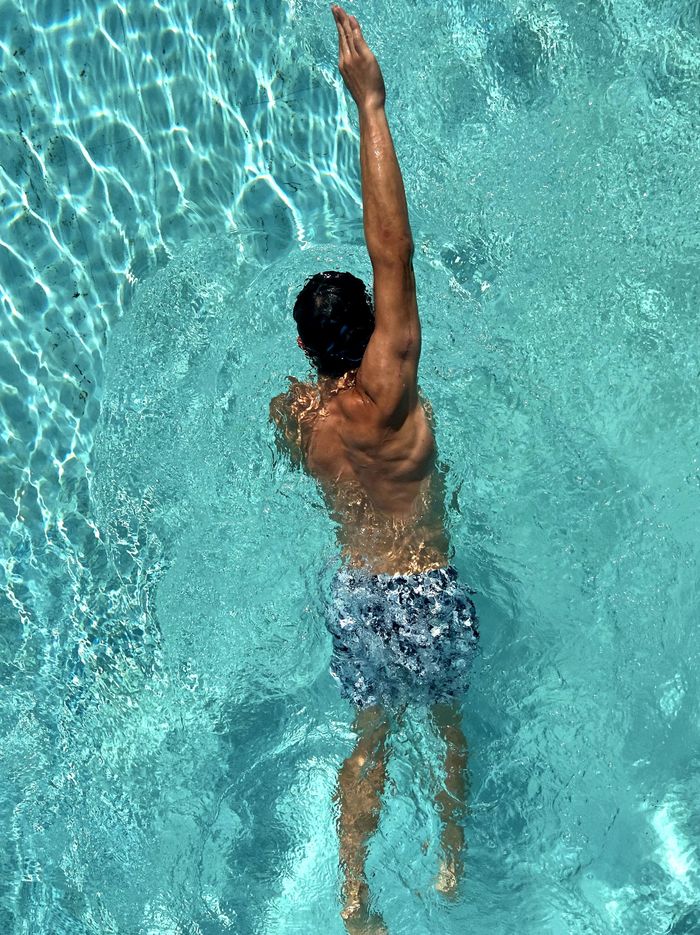 Berenang salah satu latihan yang dijalani Marc Marquez dalam memperkuat kondisinya tubuhnya setelah menjalani operasi lengan kanan