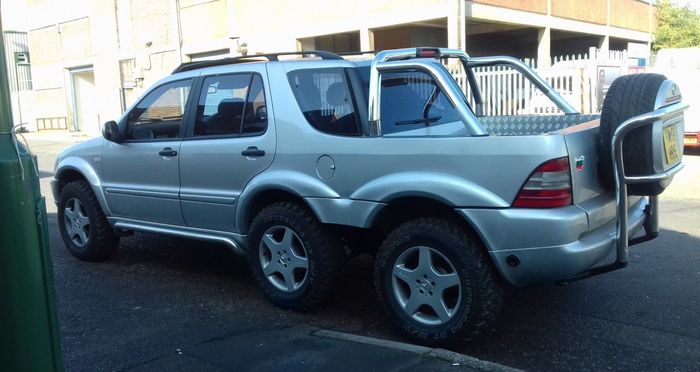 Tampilan belakang modifikasi Mercedes-Benz ML pakai enam roda 