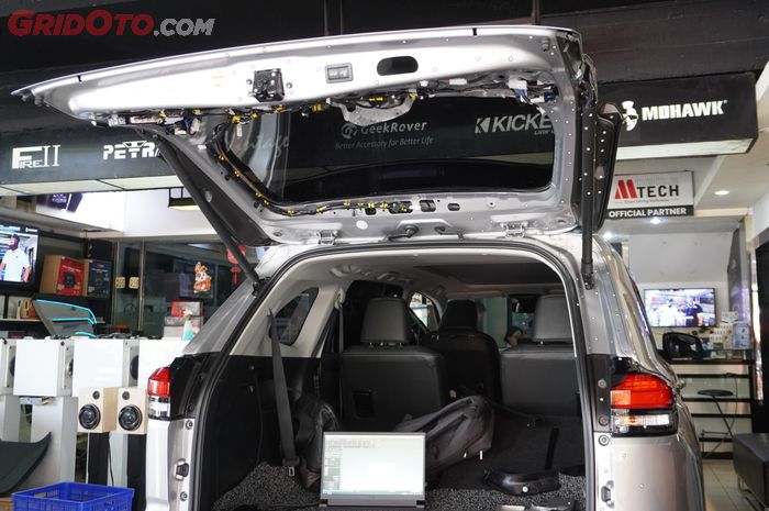 Proses pembuatan power back door Kramat Motor untuk Toyota Kijang Innova Zenix berdasarkan dari bawaan tipe tertinggi