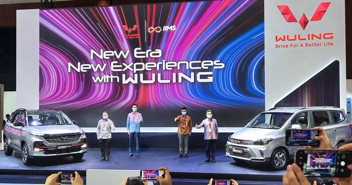 Jajaran manajemen Wuling Motors membuka booth Wuling Motors di IIMS Hybrid 2021