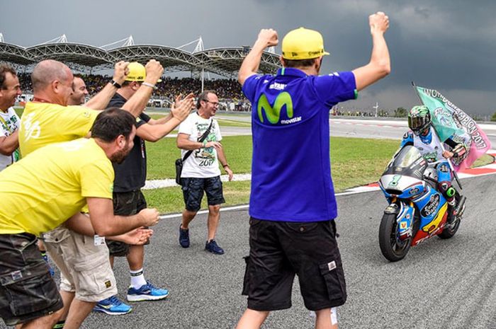 Valentino Rossi mendatangai Franco Morbidelli ke dalam lintasan saat selebrasi juara dunia Moto2 tahun ini di MotoGP Sepang (29/10/201)