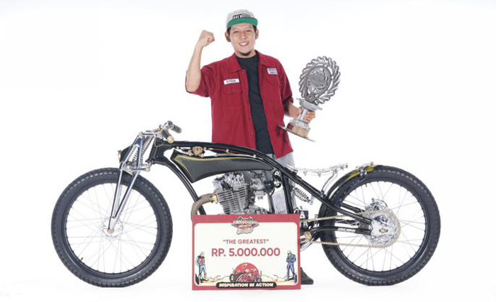 Enggal Purnama, dari workshop Enggal Modified, berpose bersama motor dan piala usai menjadi pemenang The Greatest Bike Suryanation Motorland 2019.
