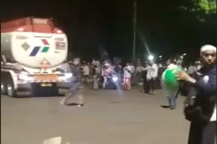 Truk tangki milik Pertamina dibajak, dua truk dibawa kabur ke depan Istana Negara.