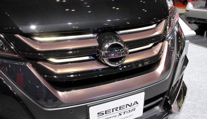 Tampilan gril depan Nissan Serena Premium Sport Concept 