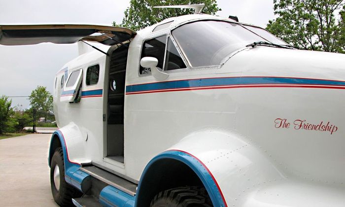 Modifikasi ekstrem Jeep Cherokee lawas berbodi pesawat terbang
