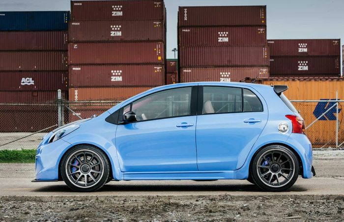 Modifikasi Toyota Yaris bakpao dilabur warna biru Yas Marina milik BMW