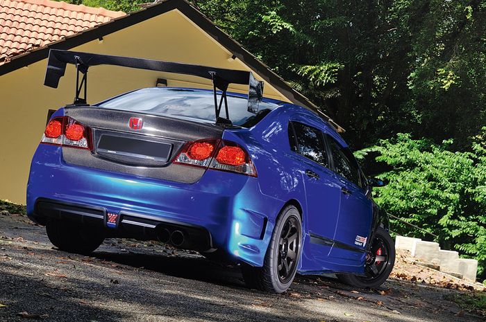 Modifikasi Honda Civic FD1 bergaya street racing