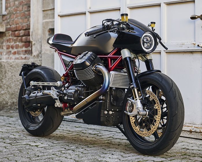 Suspensi full Ohlins, pelek magnesium dari Marvic, dan pengereman Brembo.