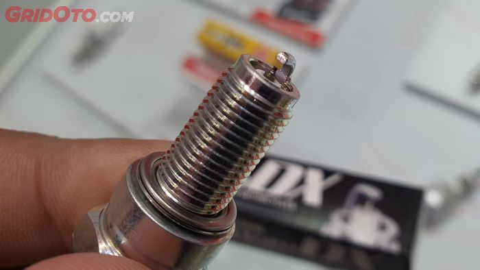 Elektroda busi NGK MotoDX ini menggabungkan dua logam mulai yaitu Iridium dan Ruthenium 
