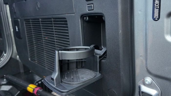 Kepraktisan oke, bahkan doortrim pintu bagasi ada cup holder