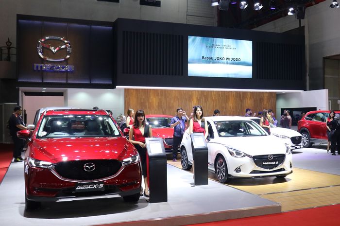 Booth Mazda pada pameran otomotif di Kemayoran