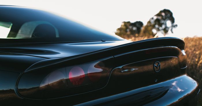 Ducktail serat karbon dari Shine Auto Project 