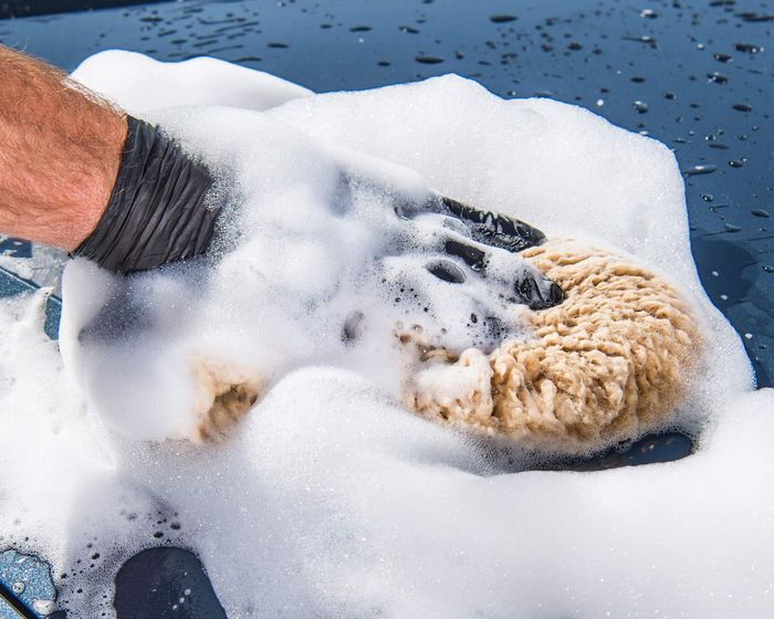 Ilustrasi penggunaan wash mitt saat mencuci mobil