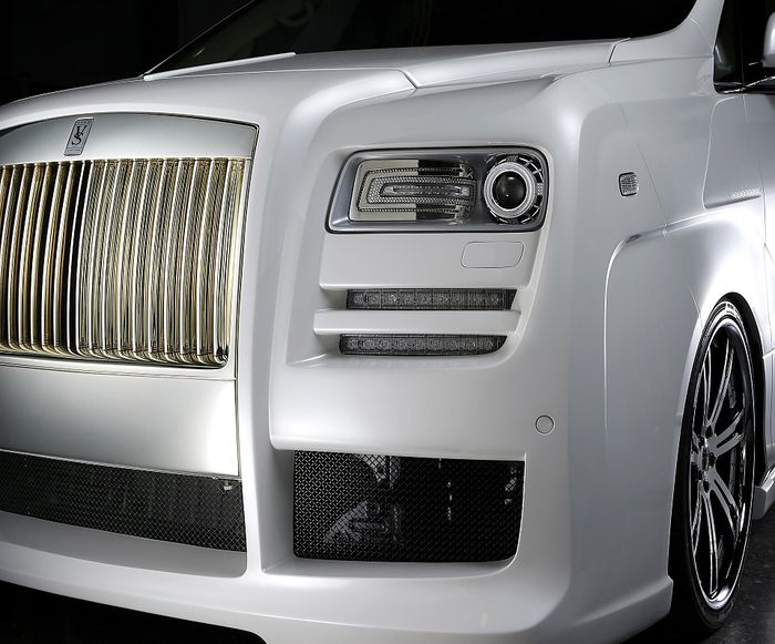 Tampang Toyota Alphard ala Rolls-Royce