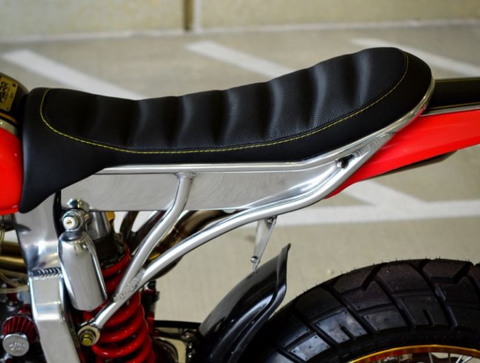 Subframe dibuatkan baru dan dipasangi jok kustom simpel