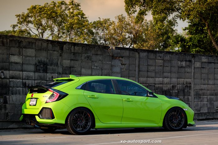 Modifikasi Honda Civic Turbo berkelir hijau juga upgrade mesin
