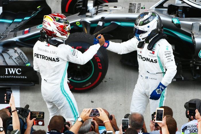 Lewis Hamilton dan Valtteri Bottas, dua pembalap tim Mercedes yang belum dapat kontrak baru untuk balap F1 2021