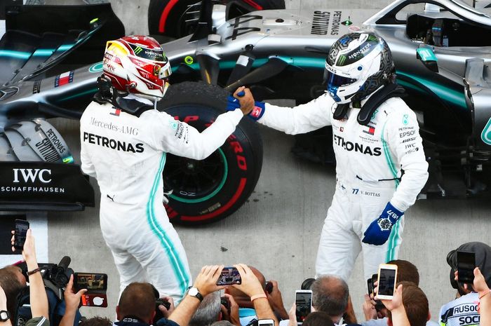 Pembalap tim Mercedes, Lewis Hamilton dan Valtteri Bottas saat finish 1-2 di F1 Rusia, pertarungan berlanjut di F1 Jepang