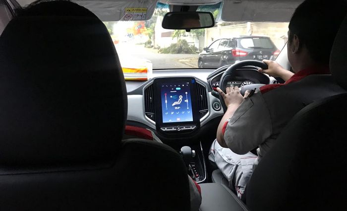 Pengecekan Teknisi Wuling Prima Tomang pada Wuling Almaz