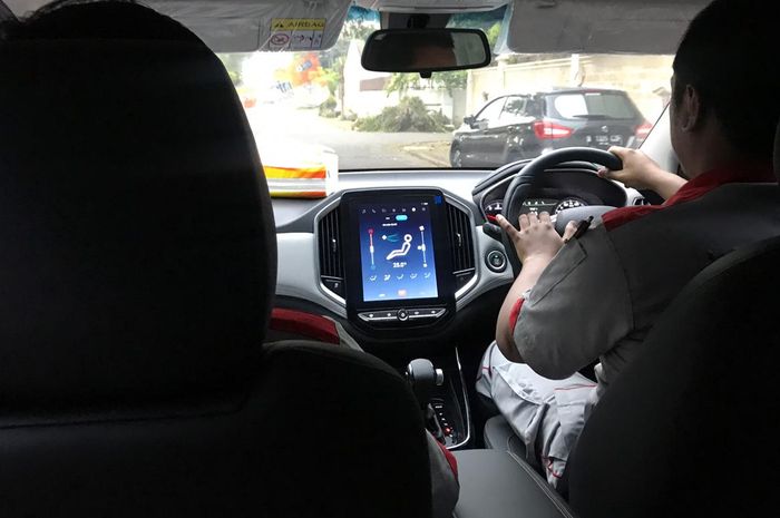 Pengecekan Teknisi Wuling Prima Tomang pada Wuling Almaz