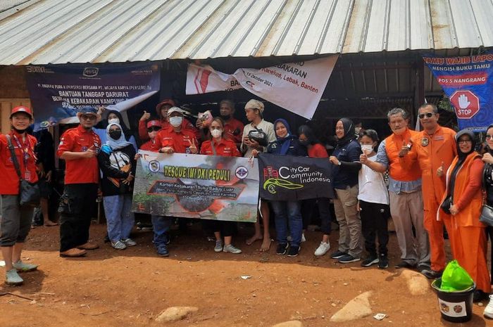 Rescue IMI DKI Jakarta memberikan bantuan kepada korban kebakaran di perkampungan Baduy Luar, Lebak, Banten.