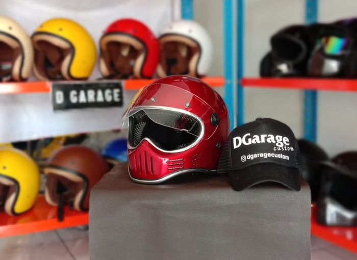 Pilihan helm retro di bengkel D Garage Custom.