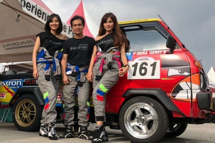 Binar ZRT berpose di Daihatsu Hijat pikap di event gymkhana Bandung