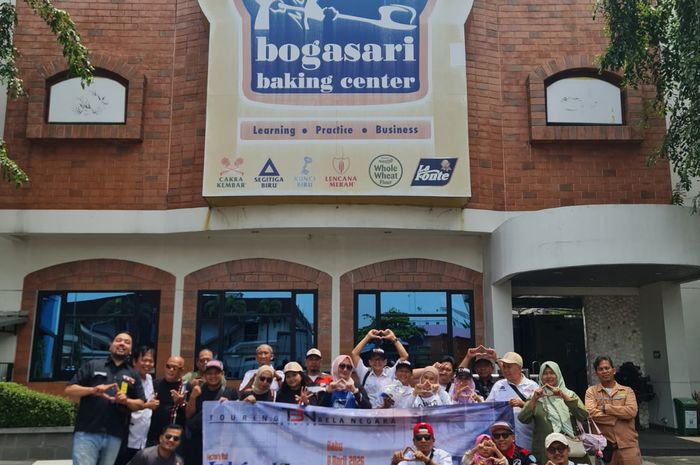 Para perwakilan klub atau komunitas otomotif yang tergabung dalam Touring Bela Negara mengunjungi pabrik Bogasari di Jakarta Utara