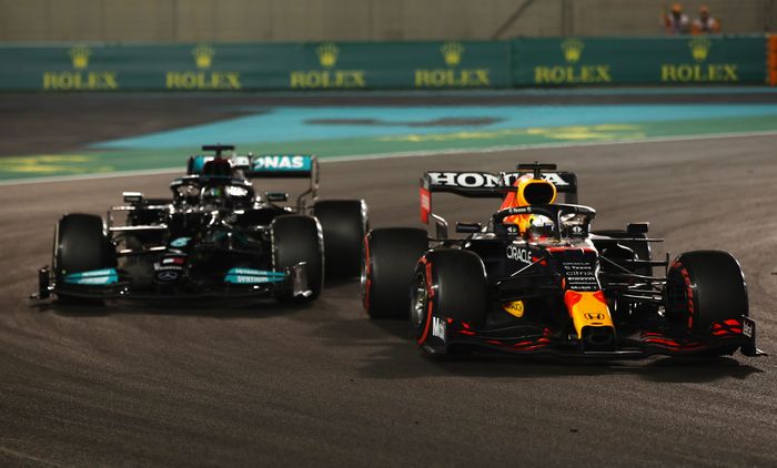 Max Verstappen beberapa kali memenangkan duel jarak dekat dengan Lewis Hamilton di musim balap F1 2021