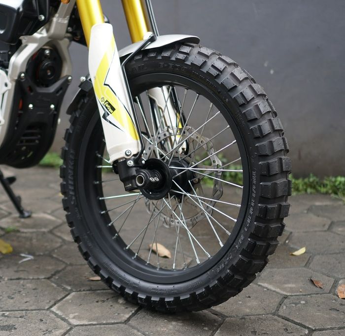 Pelek depan Sur-Ron Storm Bee dikecilkan jadi 19 inci agar sesuai tema