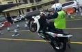 Jago Nih, Pemohon SIM Motor Angkat-Angkat Roda Depan, Beloknya Kayak Pembalap