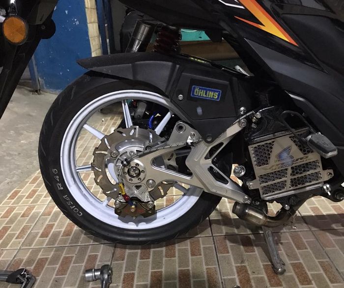 Ilustrasi proses pemasangan rem cakram belakang di Honda Vario 150.