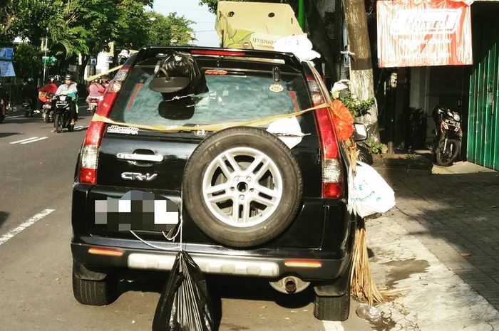 Mobil parkir sembarangan ditinggal pemiliknya ke mana, jadi sasaran 'hiasan' sampah