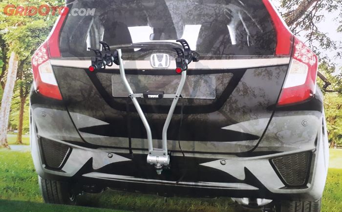 Thule Xpress menggantung di kaca belakang mobil  diklaim bisa membawa 2 sepeda sekaligus