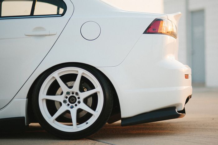 Modifikasi Mitsubishi Lancer 2009 ditopang pelek MB Battles ukuran 18 inci 