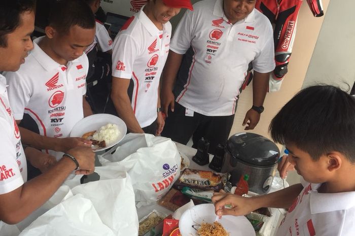 Menu Indonesia dimasak di sirkuit Chenai, India