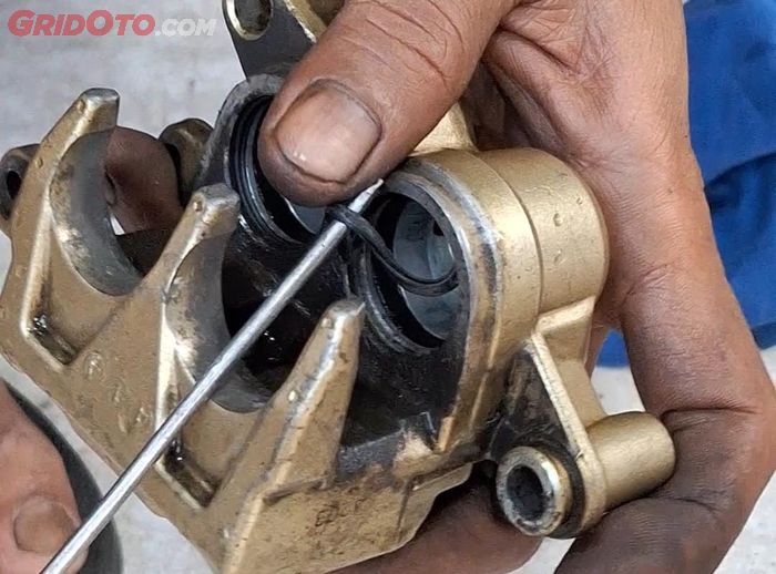 Sil kaliper rem bagian bawah 