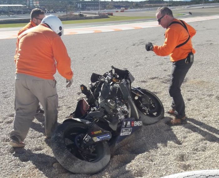 Motor YZR-M1 milik Valentino Rossi hancur berantakan setelah insiden jatuh di tes pramusim MotoGP
