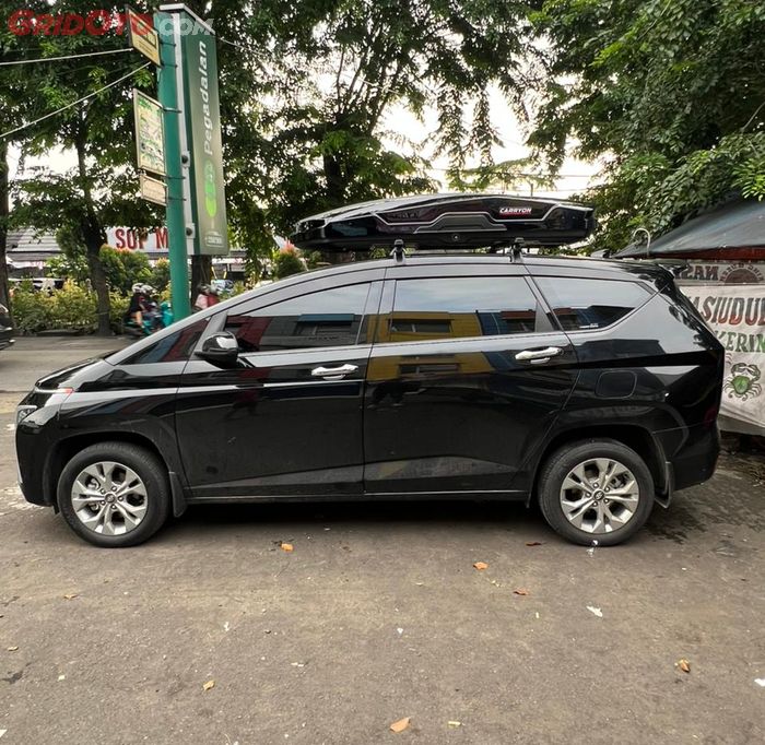 Roof box Carryon Semeru saat terpasang di mobil