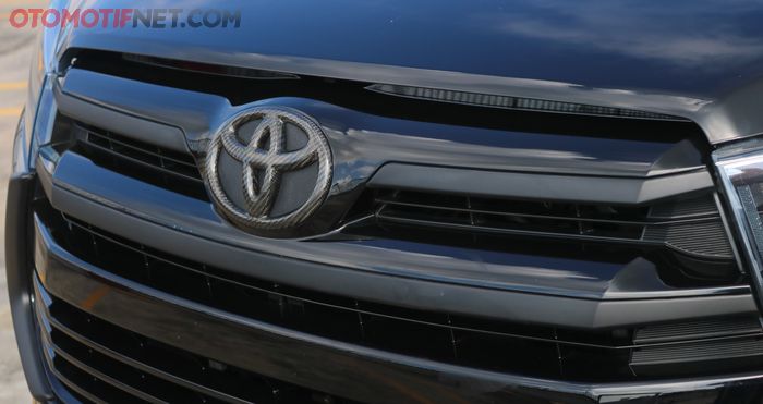 Cover panel karbon di emblem Toyota
