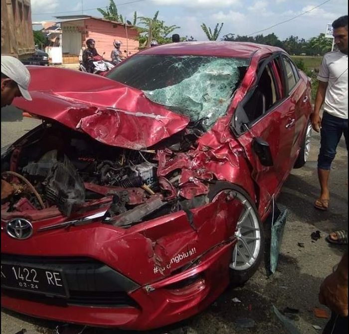 Kondisi Toyota Vios yang ditabrak truk damkar saat melaju di persimpangan jalan