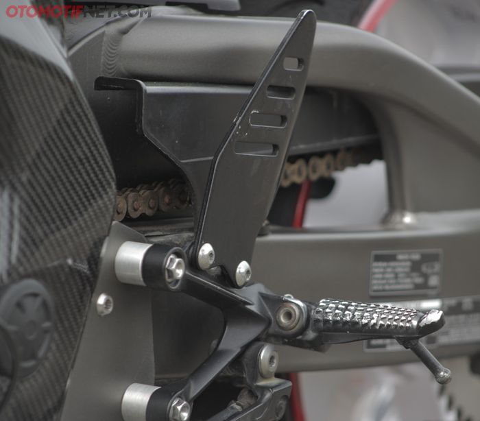 Footstep ZX-6R 636 terpasang rapi di Honda CBR250RR, hanya bikin bracket saja