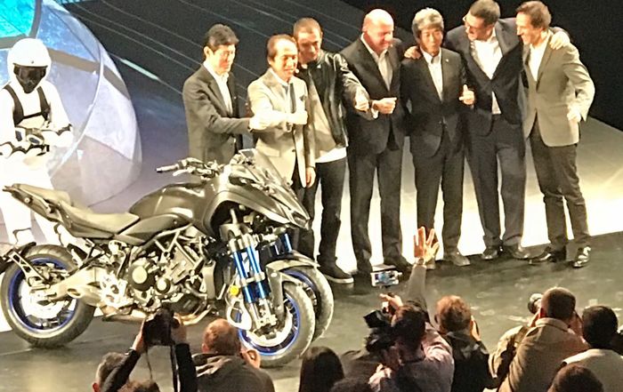 Valentino Rossi (ketiga dari kiri) jadi bintang saat Yamaha perkenalkan Niken, sepeda motor beroda tiga