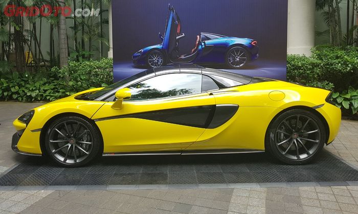 Bagian samping McLaren 570S Spider 