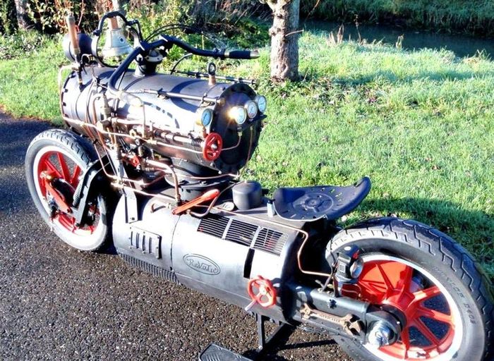 Rumitnya mengatur mesin uap, tuh lihat aja indikator dan berbagai panel kontrolnya