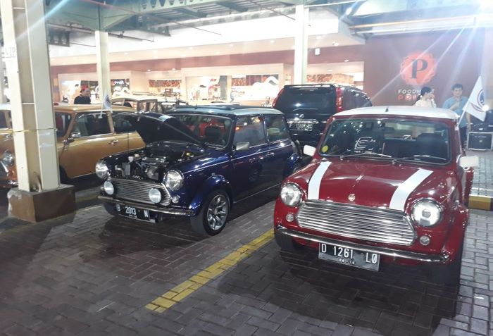 Kumpulan Mobil Mini Mejeng di Mall kawasan Karawaci, Tangerang (9/12).